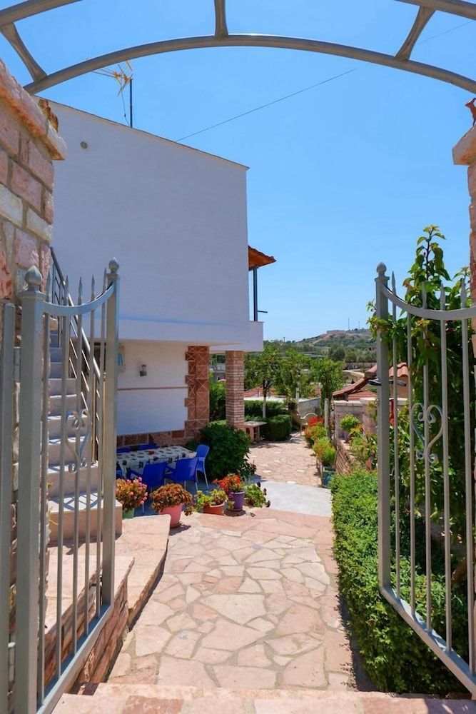 Villa Guximi - Property entrance