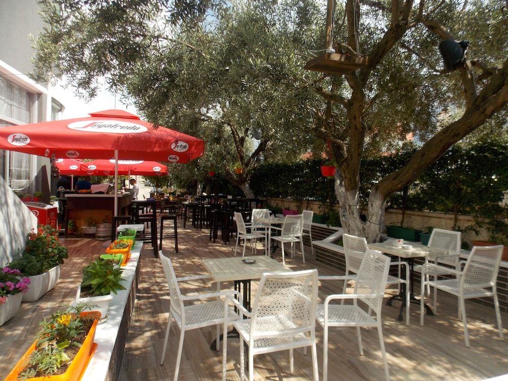 Villa Qendra - Cafe - 3