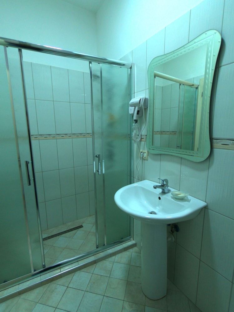 Bobi Hotel - Bathroom - 3