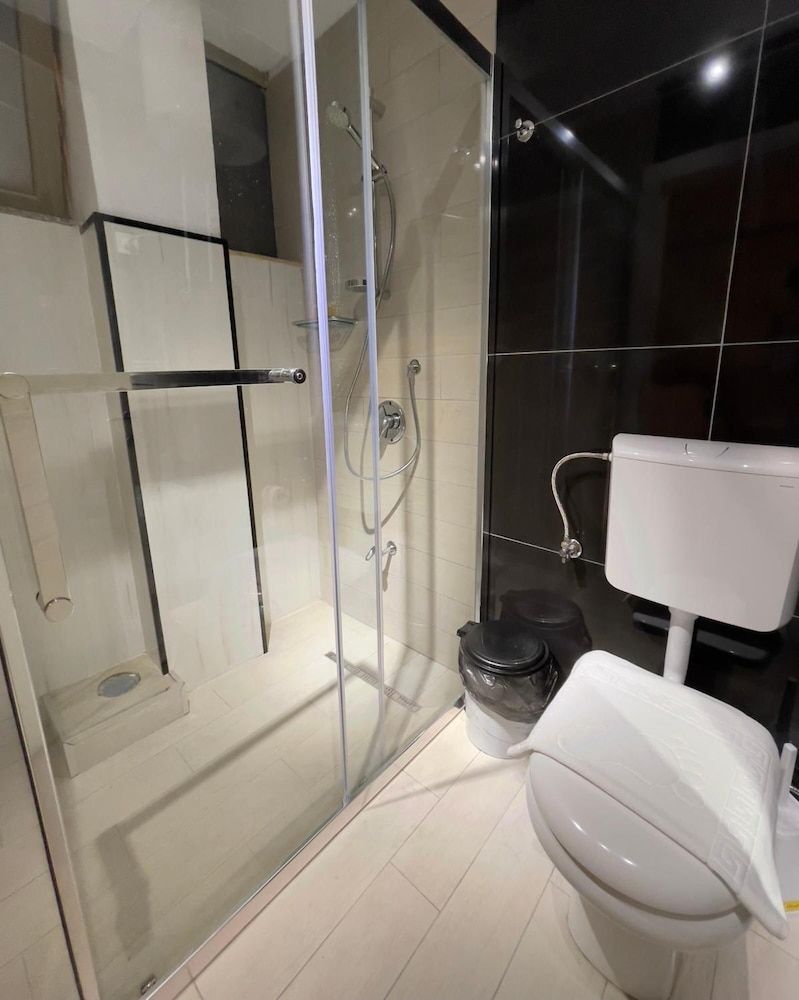 Bobi Hotel - Bathroom