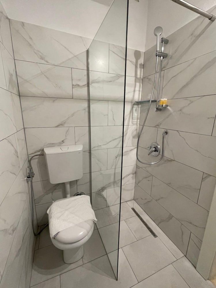 Bobi Hotel - Bathroom - 1