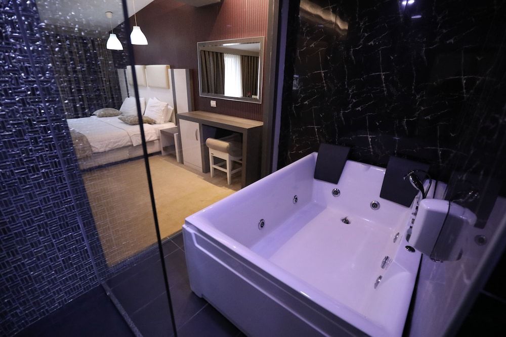 Hotel 1 Maji - Bathroom - 4