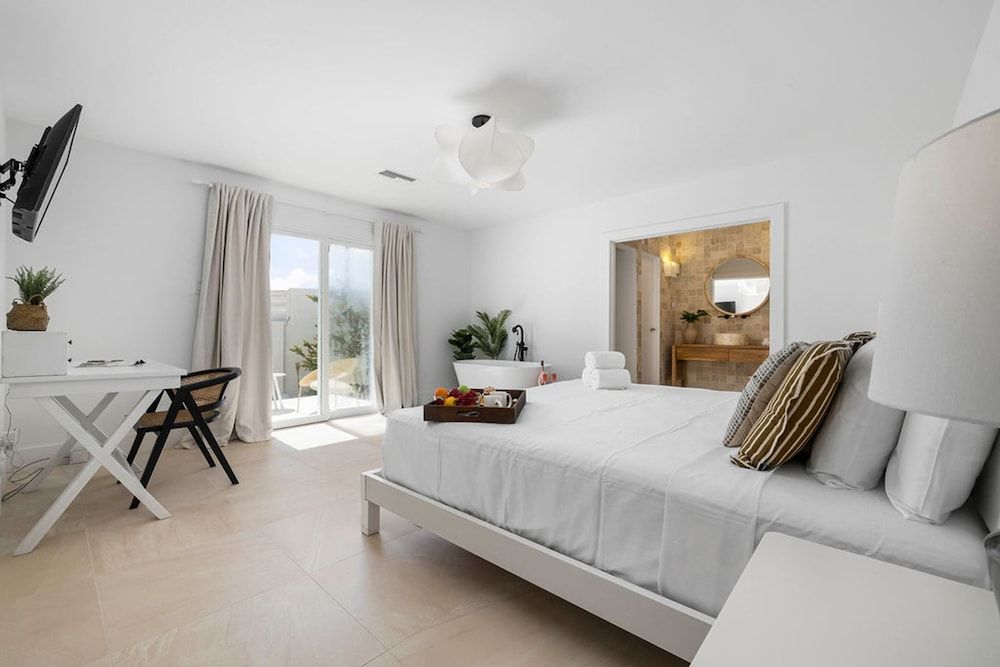 Beachfront Villa w Pool Sleeps 16 Dining Tub - Room - 4