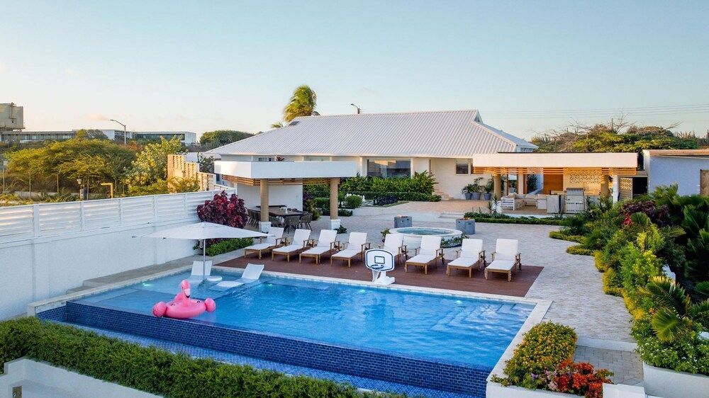 Beachfront Villa w Pool Sleeps 16 Dining Tub - Room - 1