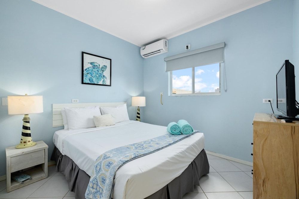 Poolside 1-bed Near Palm Beach - Room - 2