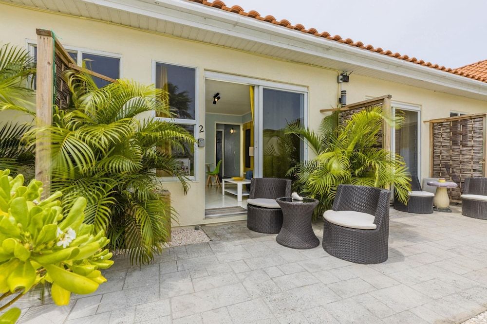 Poolside 1-bed Near Palm Beach - Room - 1