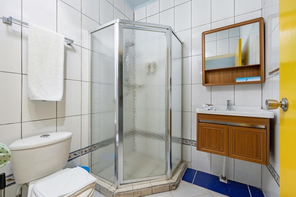 Poolside 1-bed Near Palm Beach - Room - 3