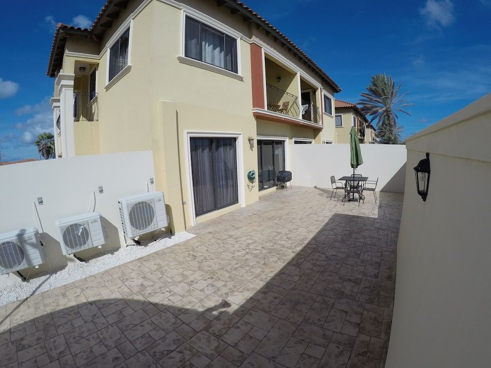 Gold Coast - Beautiful 2 Bedroom Town House - Terrace/patio - 3