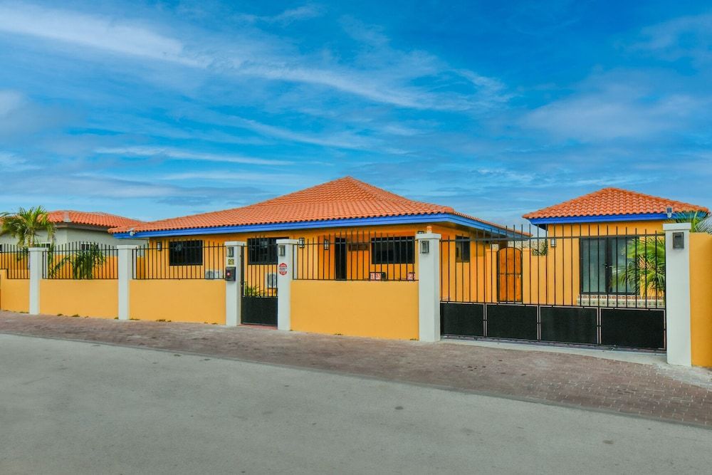 Newly Renovated! Polynesian Themed in Noord! - Exterior - 1