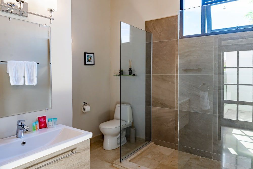 Stunning Villa With Infinity Pool & Outdoor Kitchen! Across From Marriott! - Bathroom - 4