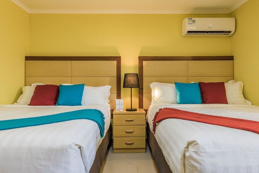 2 Queen Studio w Pool BBQ Hotwater Close 2 Beach - Room - 2