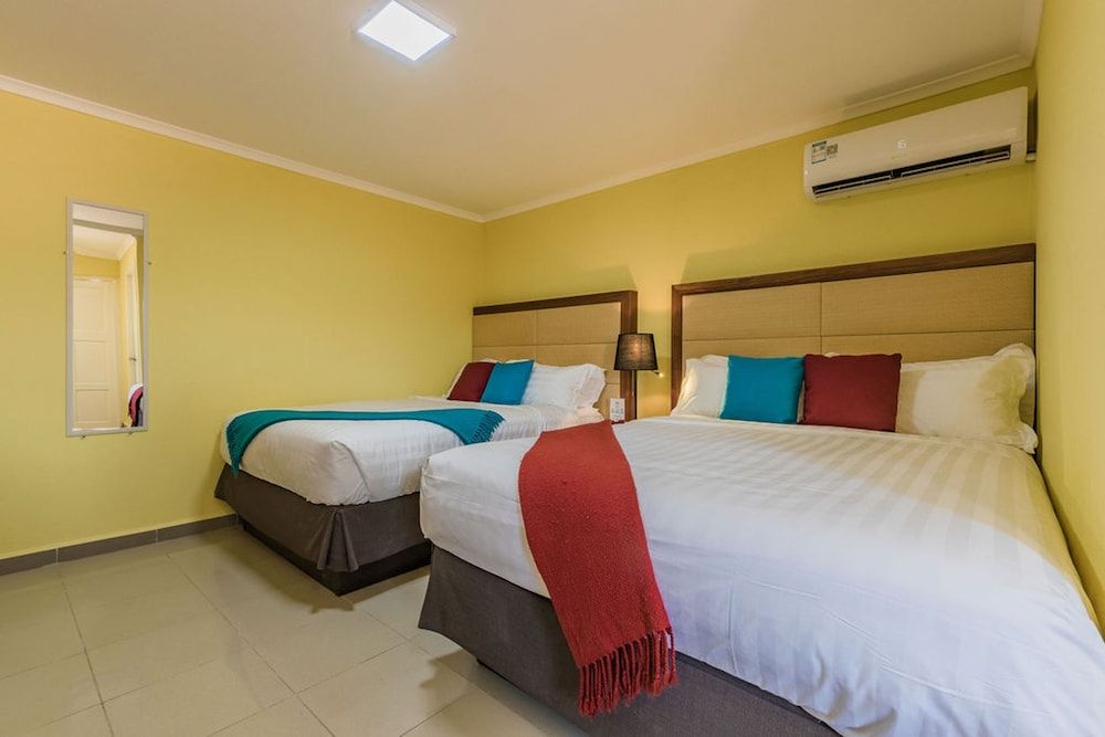 2 Queen Studio w Pool BBQ Hotwater Close 2 Beach - Room - 1