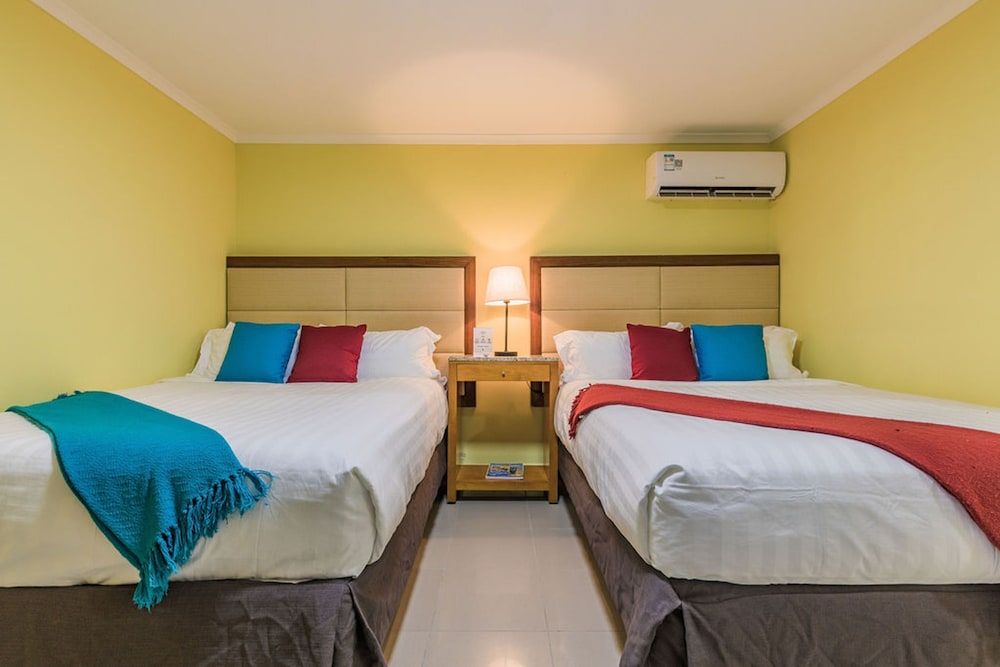 2 Queen Studio w Pool BBQ Hotwater Close 2 Beach - Room - 4