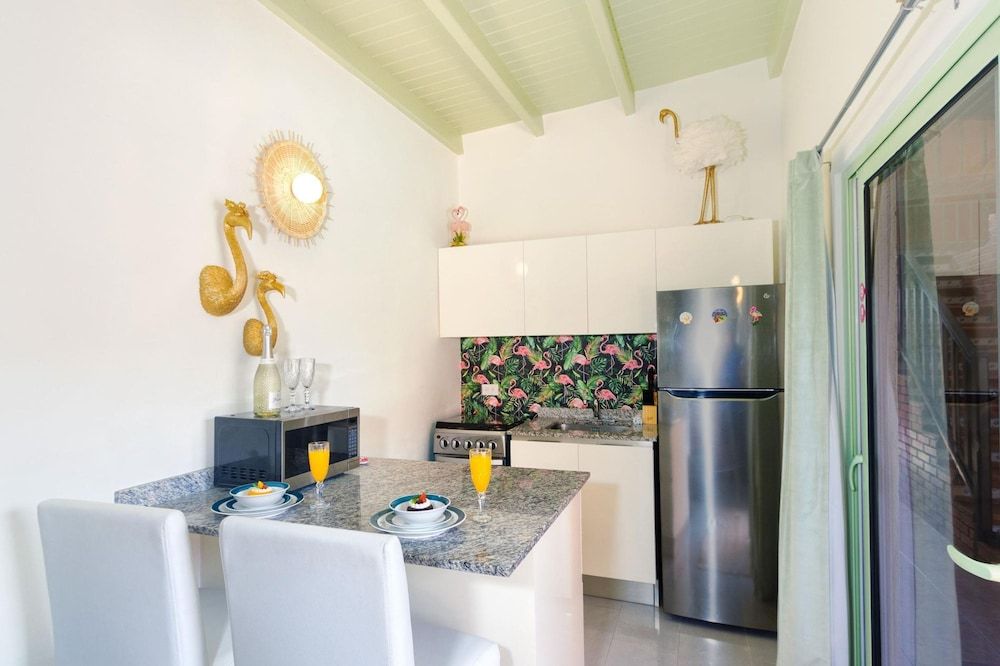 Flamingo Suite 1BR 1BA Apt w Pool Parking - Room