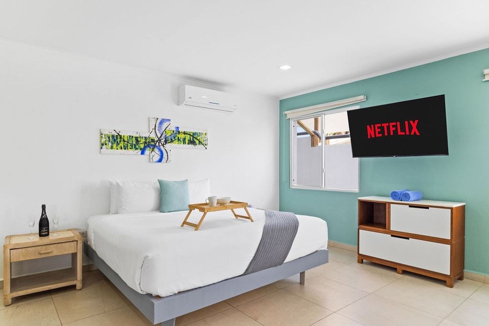 Brand NEW Central Modern Ground Studio With Pool - Room - 1