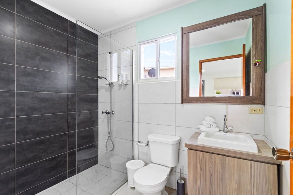 Brand NEW Central Modern Ground Studio With Pool - Room - 4