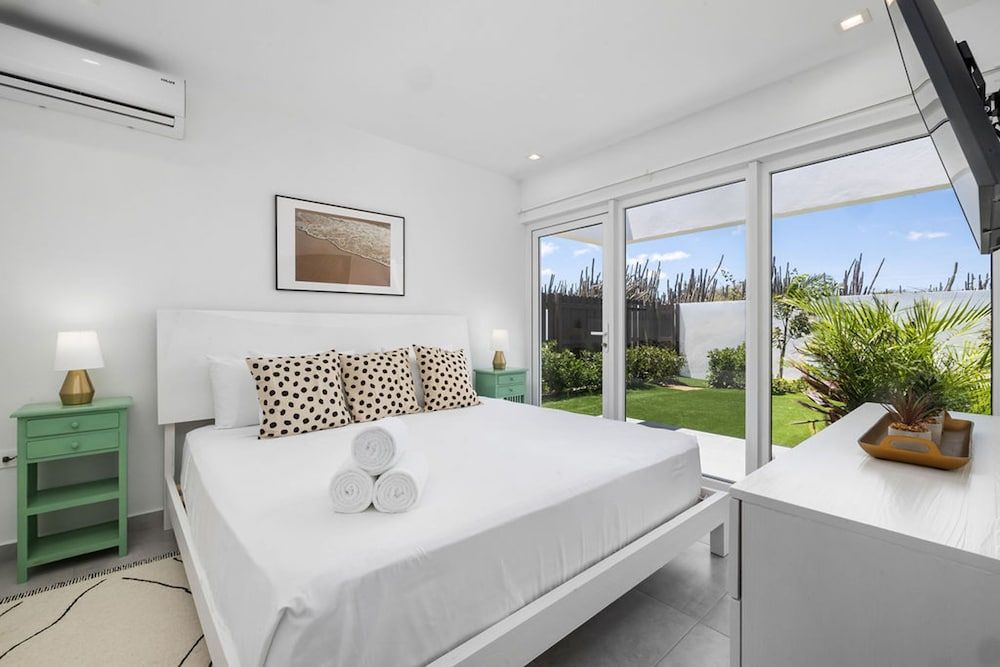 3BR 3BA Newly Built w Private Pool 5 min 2 Beach - Room - 1