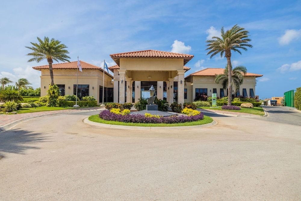 Upscale Gated Community Oasis Close to the Beach - Room