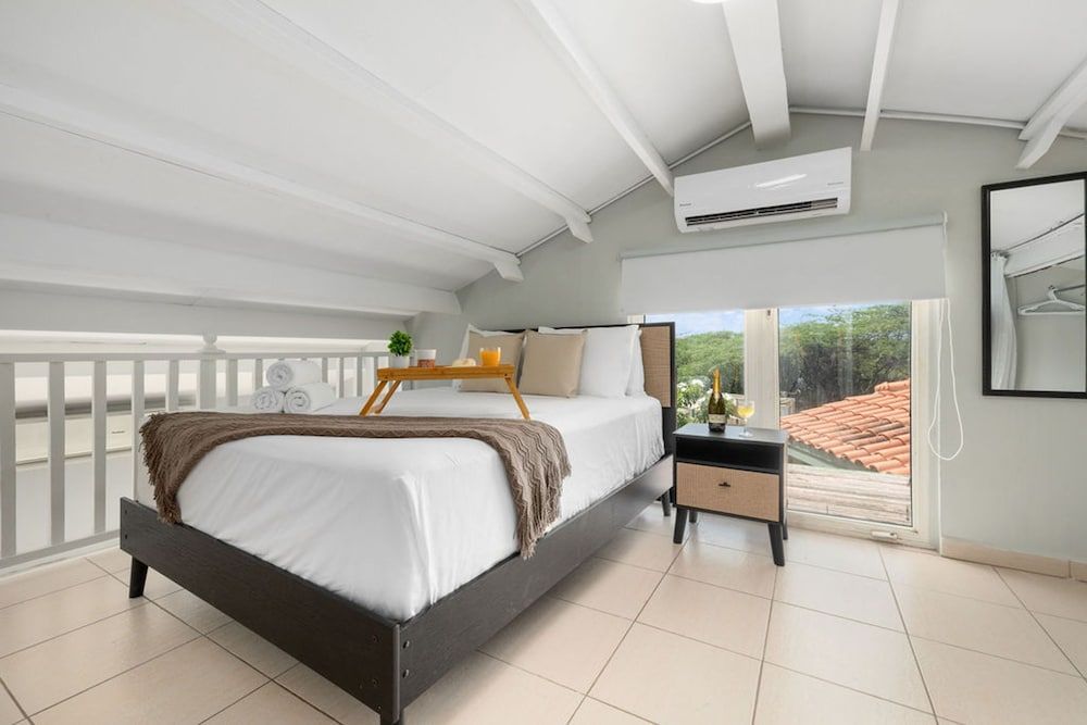 Newly Renovated Queen Bed Studio Loft Palmbeach - Room - 2