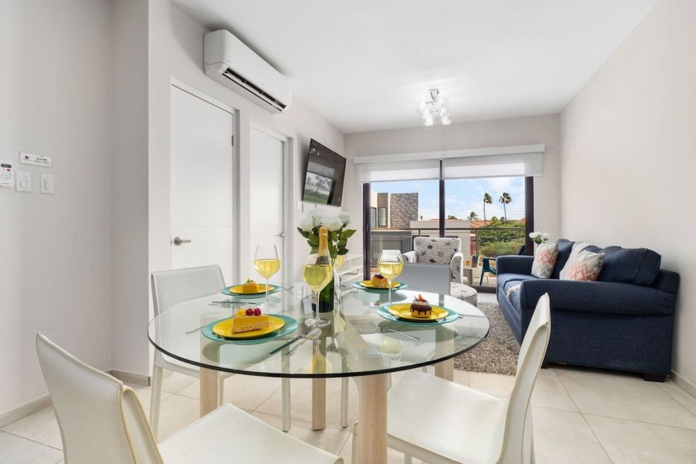 1BR Gold Coast Pools Tennis Gym Security - Room - 3