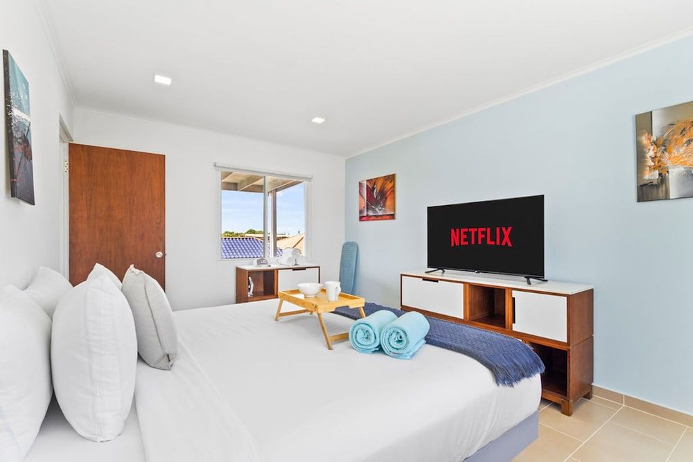 NEW Modern 1BR 1BA With Pool in Quiet Area - Room - 4