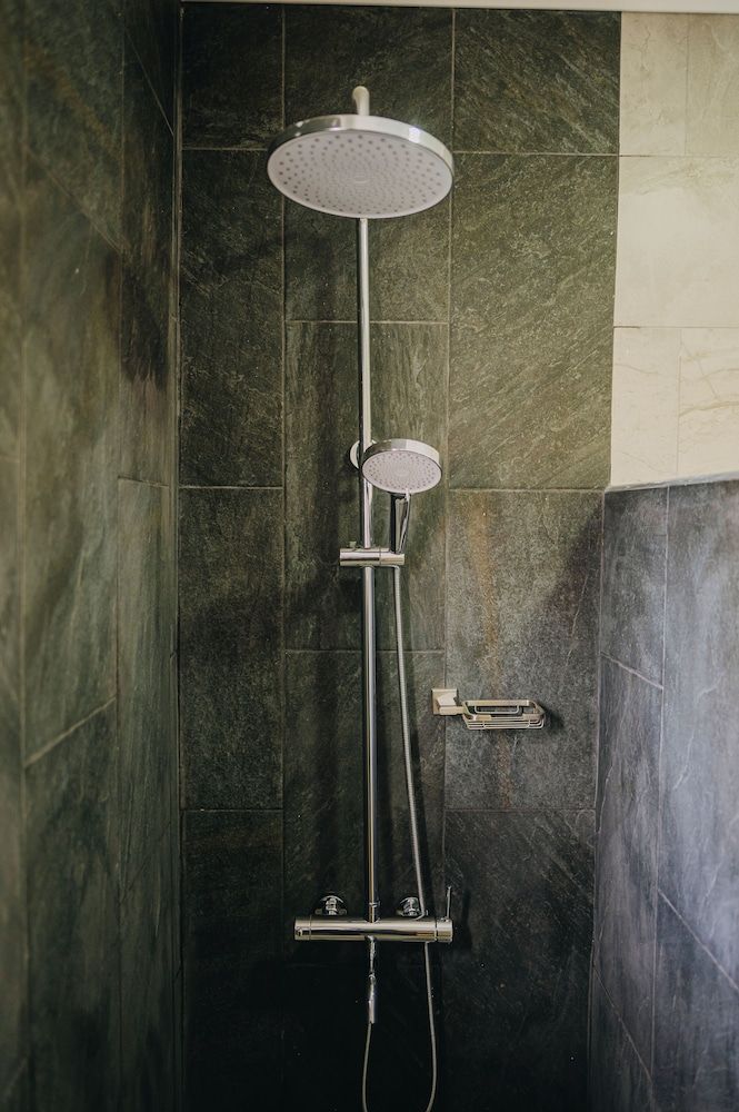 Perfect 1 Bedroom Apartment 3 km From Eagle Beach - Bathroom shower - 4