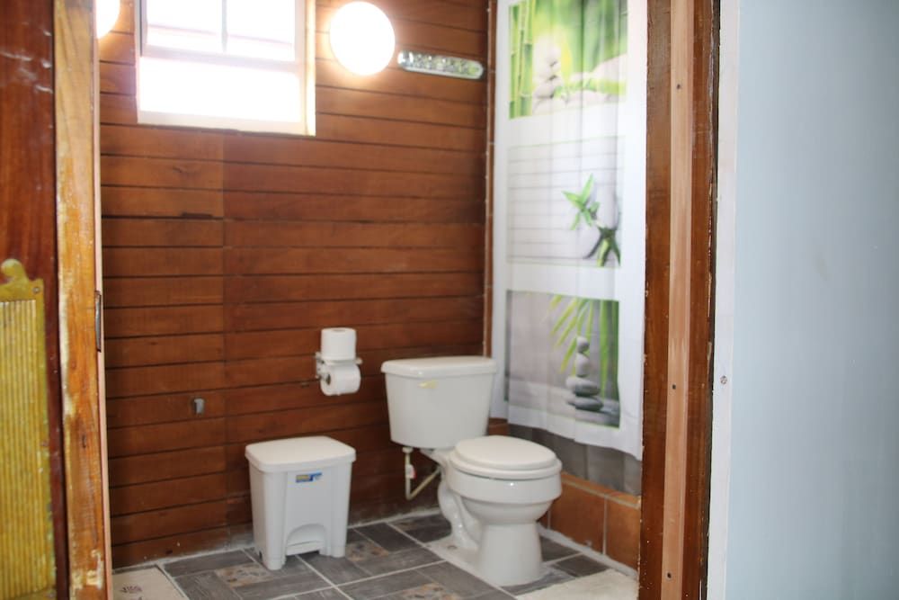 Coral Reef Beach Aruba - Bathroom