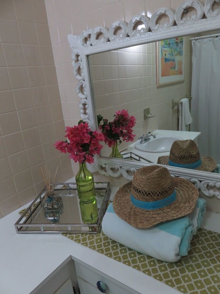 Beach Front Room - Bathroom sink