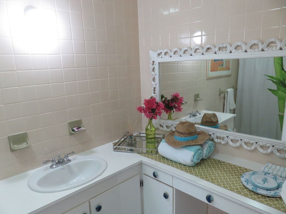 Beach Front Room - Bathroom sink - 3