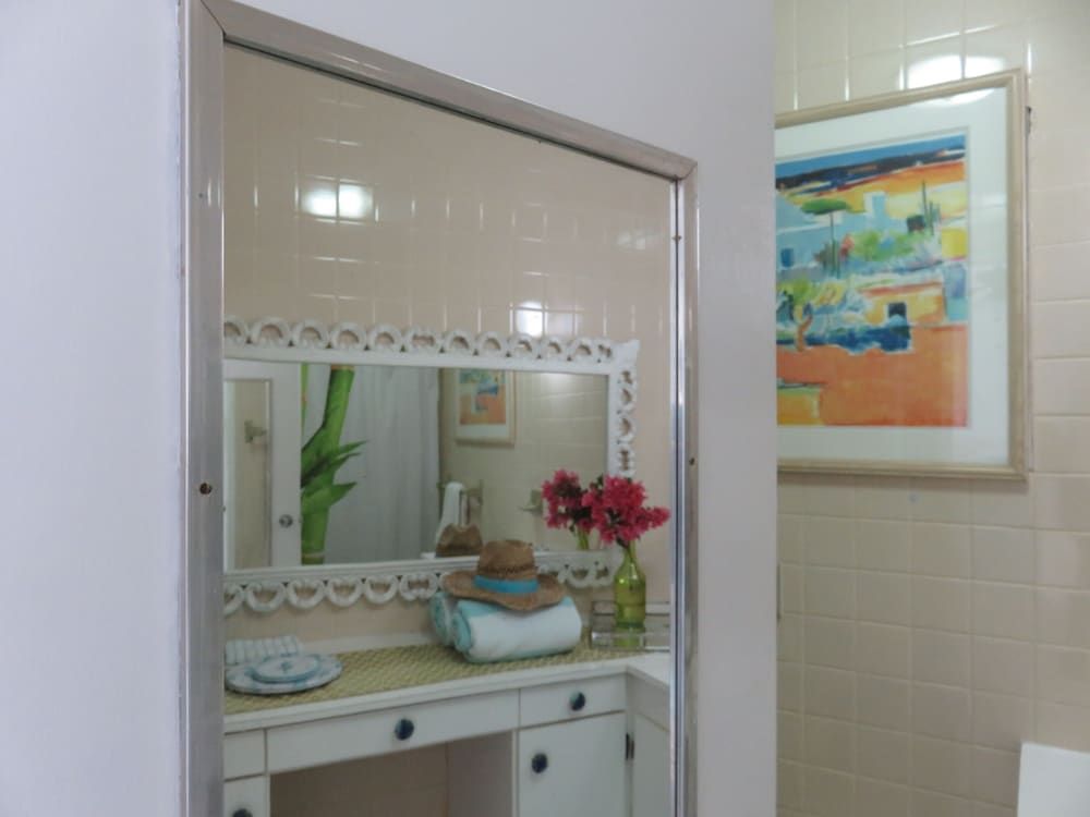 Beach Front Room - Bathroom sink - 4