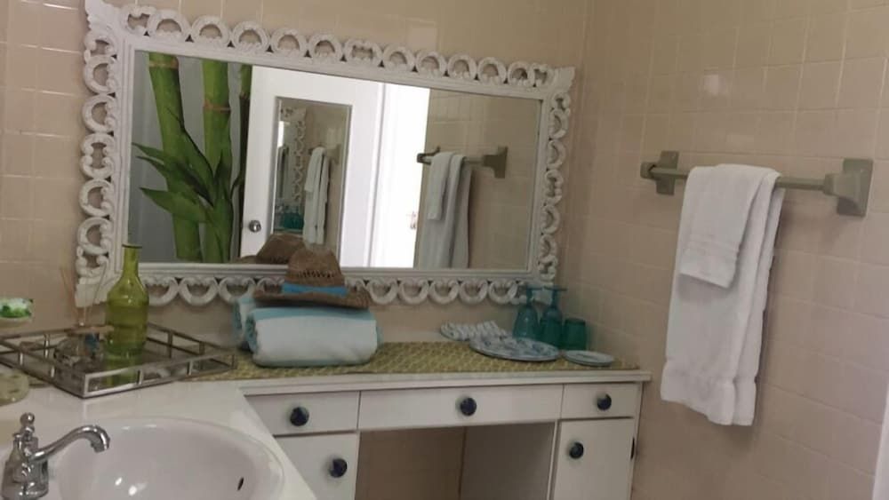 Beach Front Room - Bathroom sink - 2