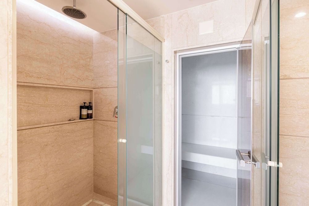 Hilton Copacabana Rio de Janeiro - Bathroom shower - 2