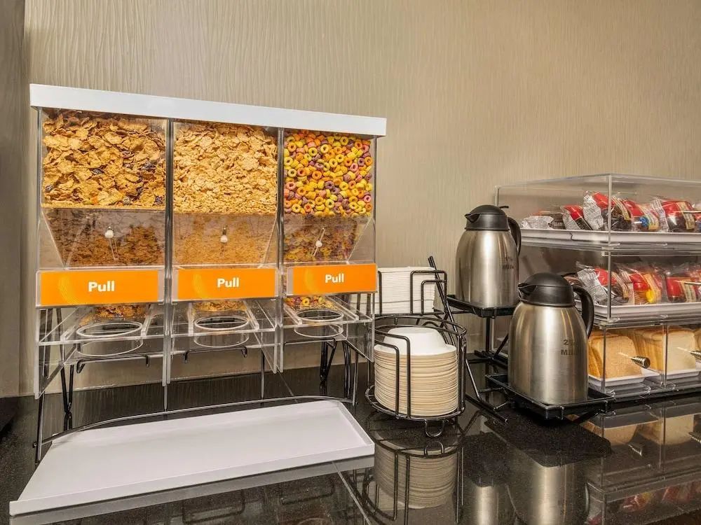 Comfort Inn Ottawa West Kanata - Breakfast area - 4