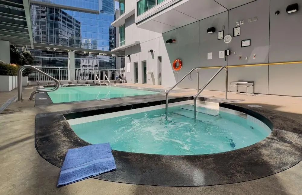 Coast Coal Harbour Vancouver Hotel by APA - Outdoor pool - 2