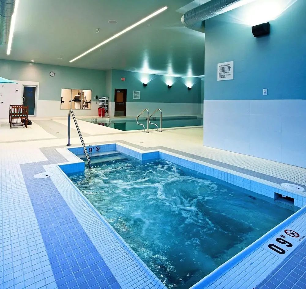 Radisson Hotel & Conference Centre Calgary Airport - Pool - 2