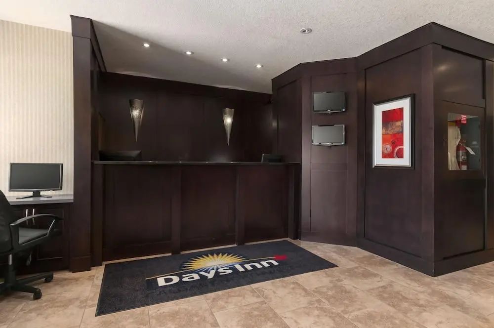 西北卡加利溫德姆戴斯飯店 - Lobby