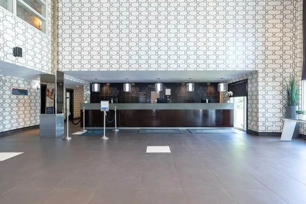 Sandman Hotel & Suites Calgary South - Front of property - 2