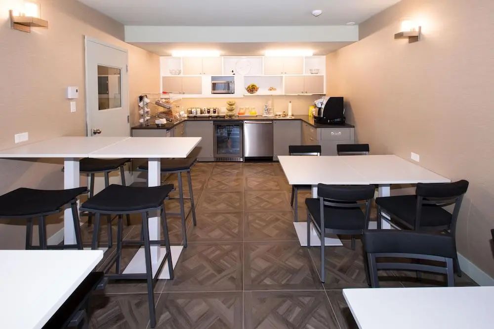 Le Chabrol Hotel & Suites - Breakfast area - 2