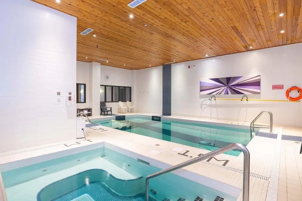 Sandman Signature Edmonton South Hotel - Pool - 2