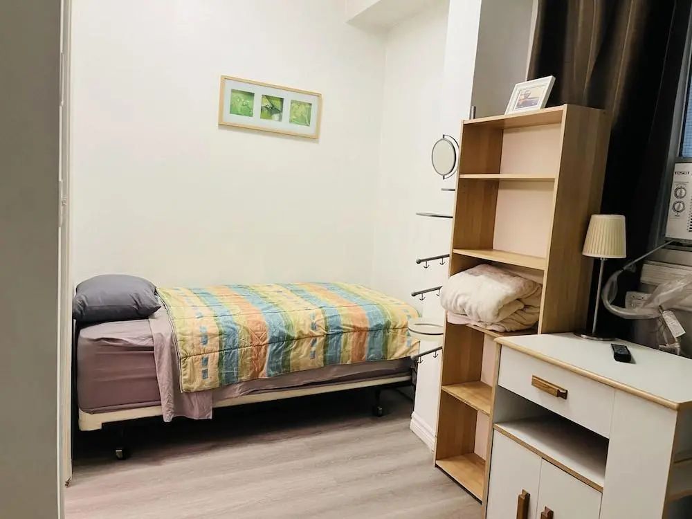 Moe's Suite Hotel - Room - 2