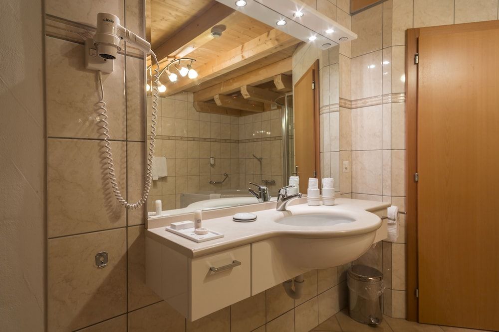Zermatt Budget Rooms - Bathroom - 2