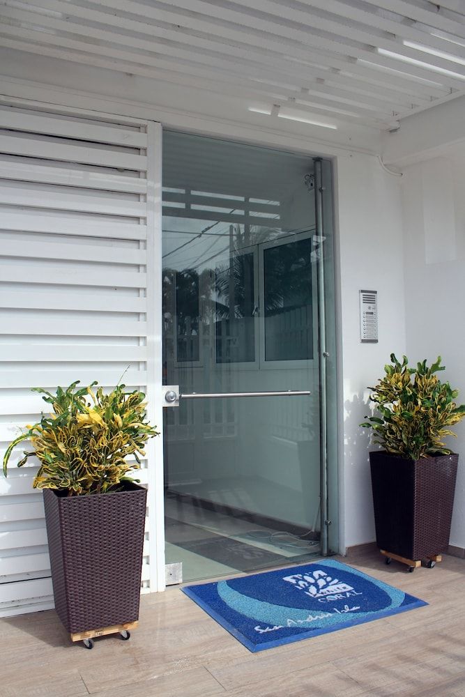 White Coral Apartasuite - Property entrance