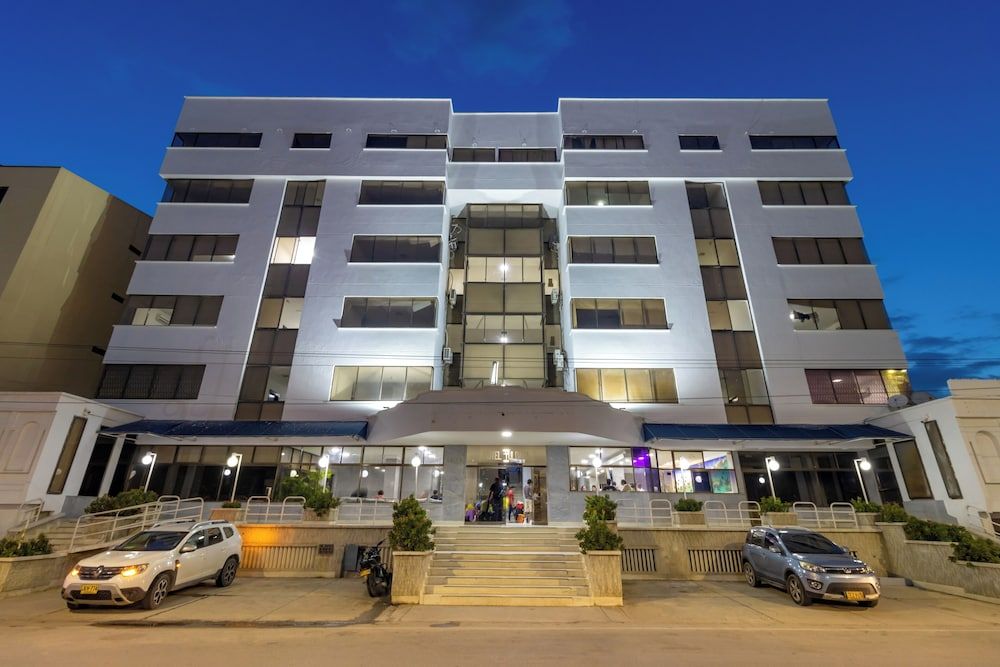 Hotel Axis Inn By GEH Suites - Front of property - evening/night - 1