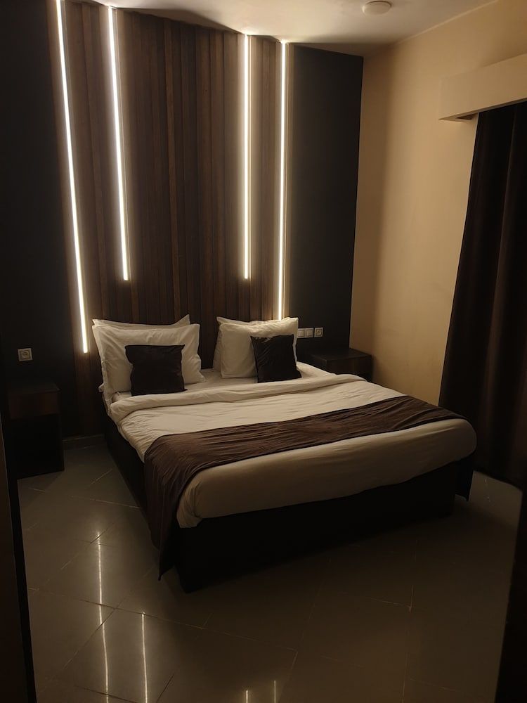 Le Privilege Hotel - Room - 2