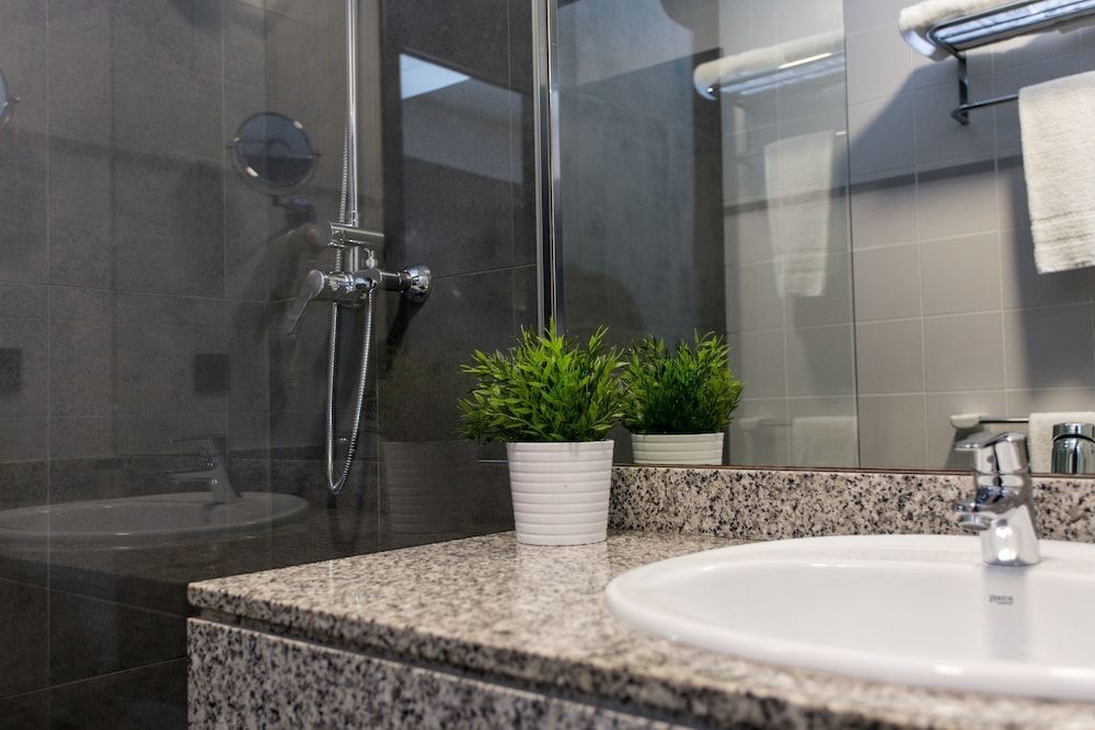 Hotel Malcom and Barret - Bathroom - 2