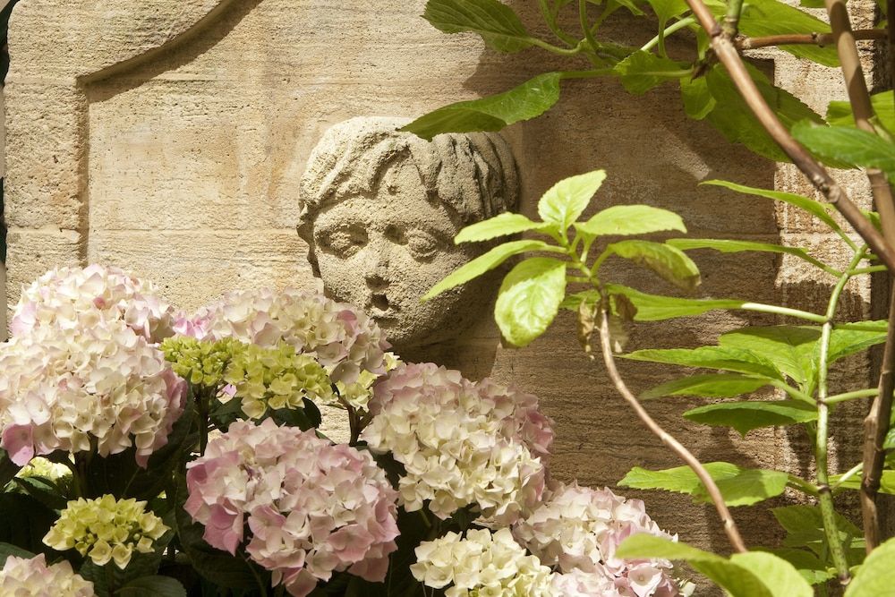 Hotel Chambiges Elysées - Terrace/patio - 1