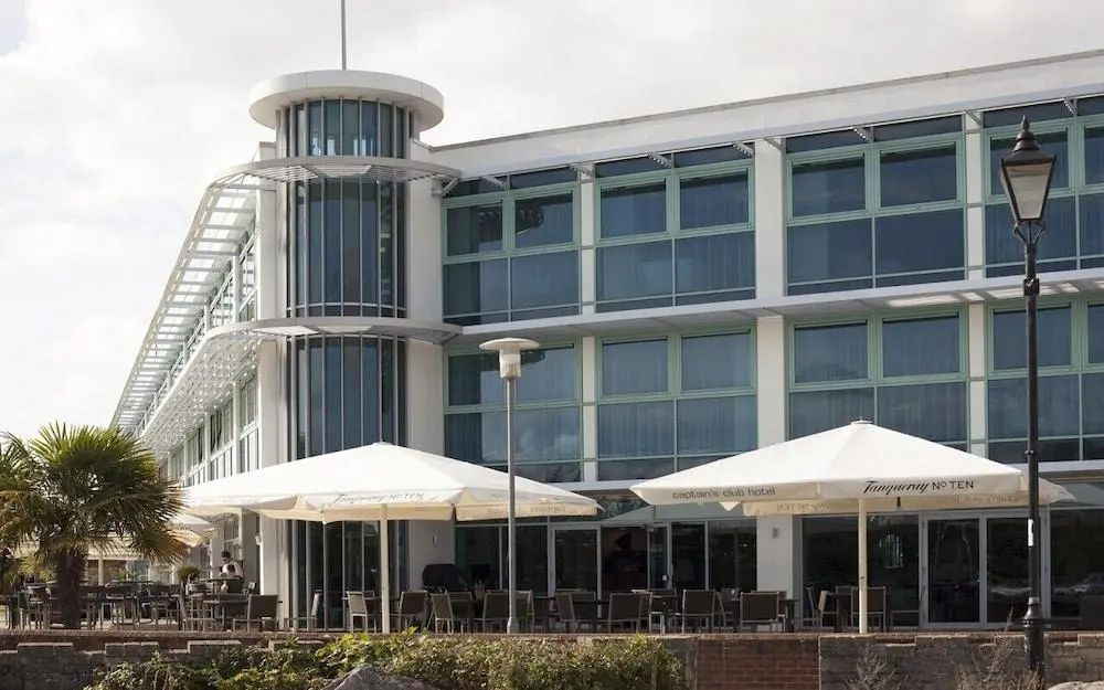 Captains Club Hotel - Front of property - 2