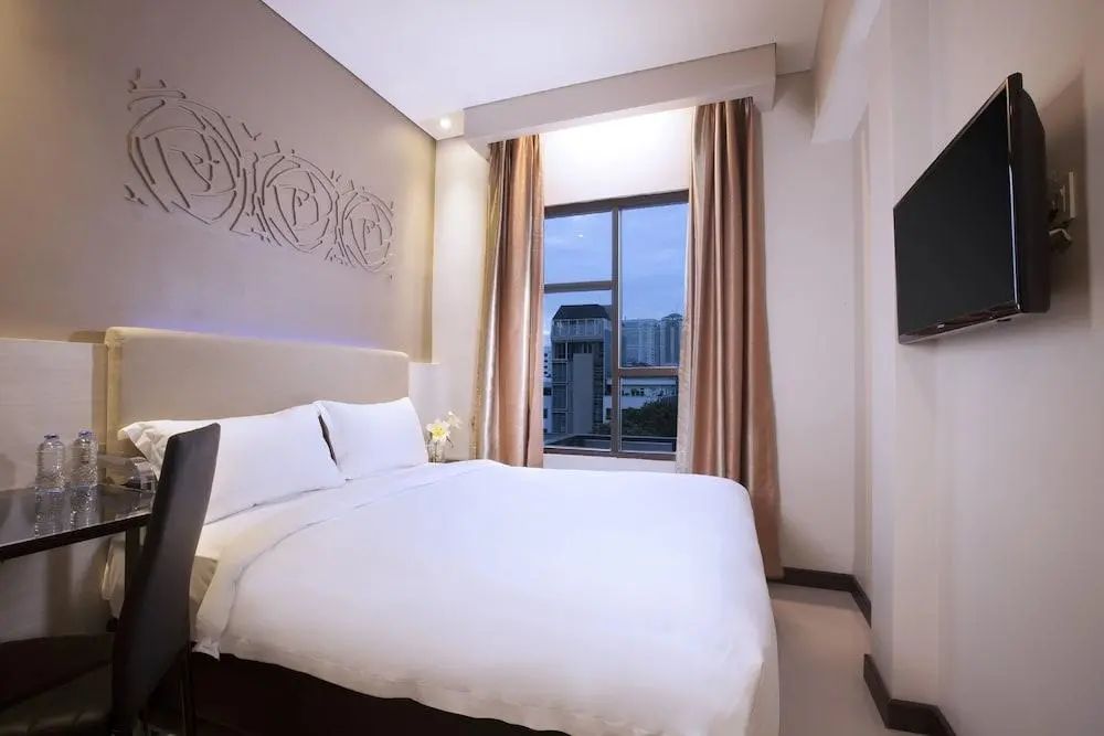 Verse Lite Hotel Gajah Mada - Street view - 2