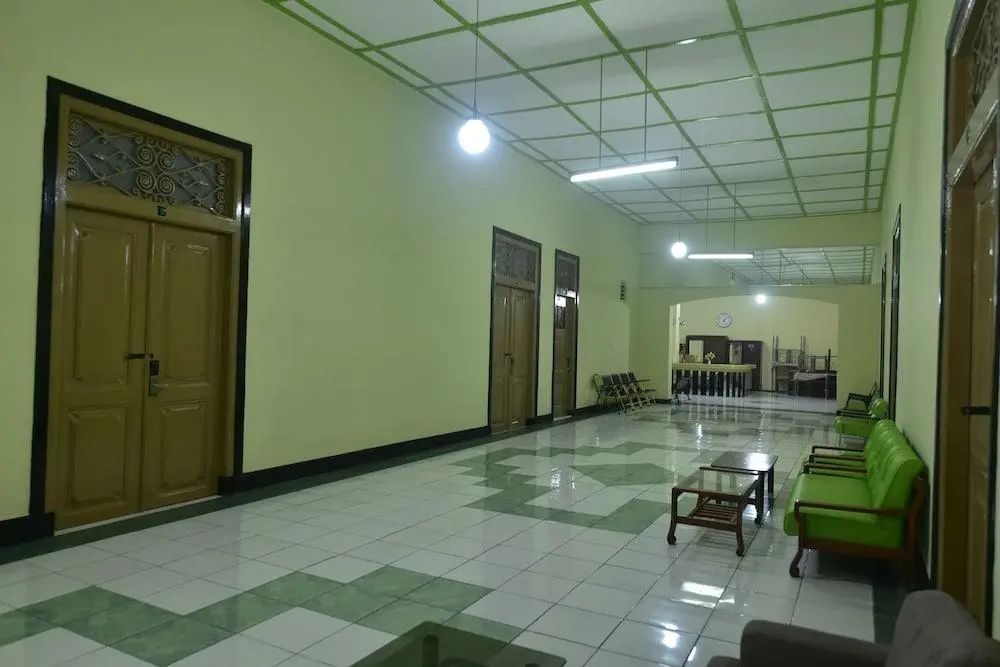 Hotel Irian Surabaya - Living area - 2