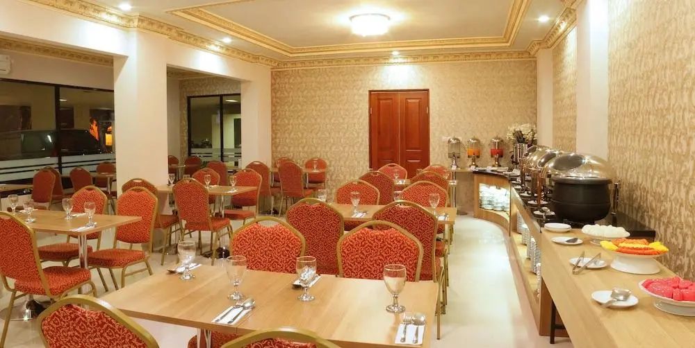 Hersya Front One Inn Surabaya - Dining - 2